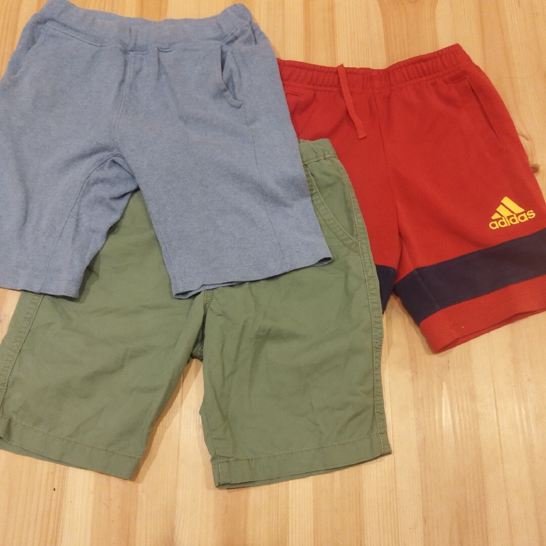 adidas(アディダス)のアディダス。ユニクロのパンツ三枚セット。 キッズ/ベビー/マタニティのキッズ服男の子用(90cm~)(パンツ/スパッツ)の商品写真