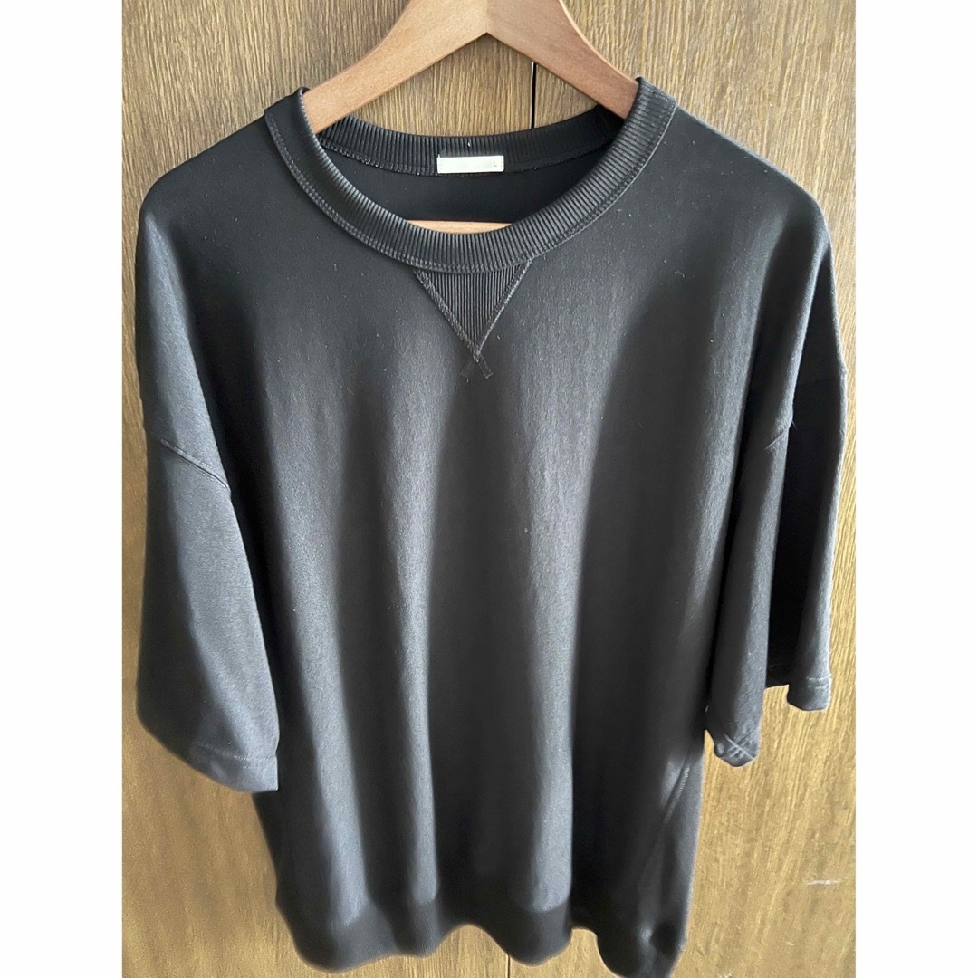 GU 黒シャツ　L メンズのトップス(Tシャツ/カットソー(半袖/袖なし))の商品写真