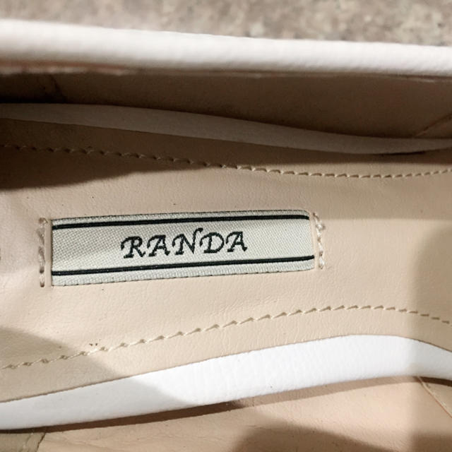 RANDA(ランダ)のホワイトパンプス レディースの靴/シューズ(ハイヒール/パンプス)の商品写真