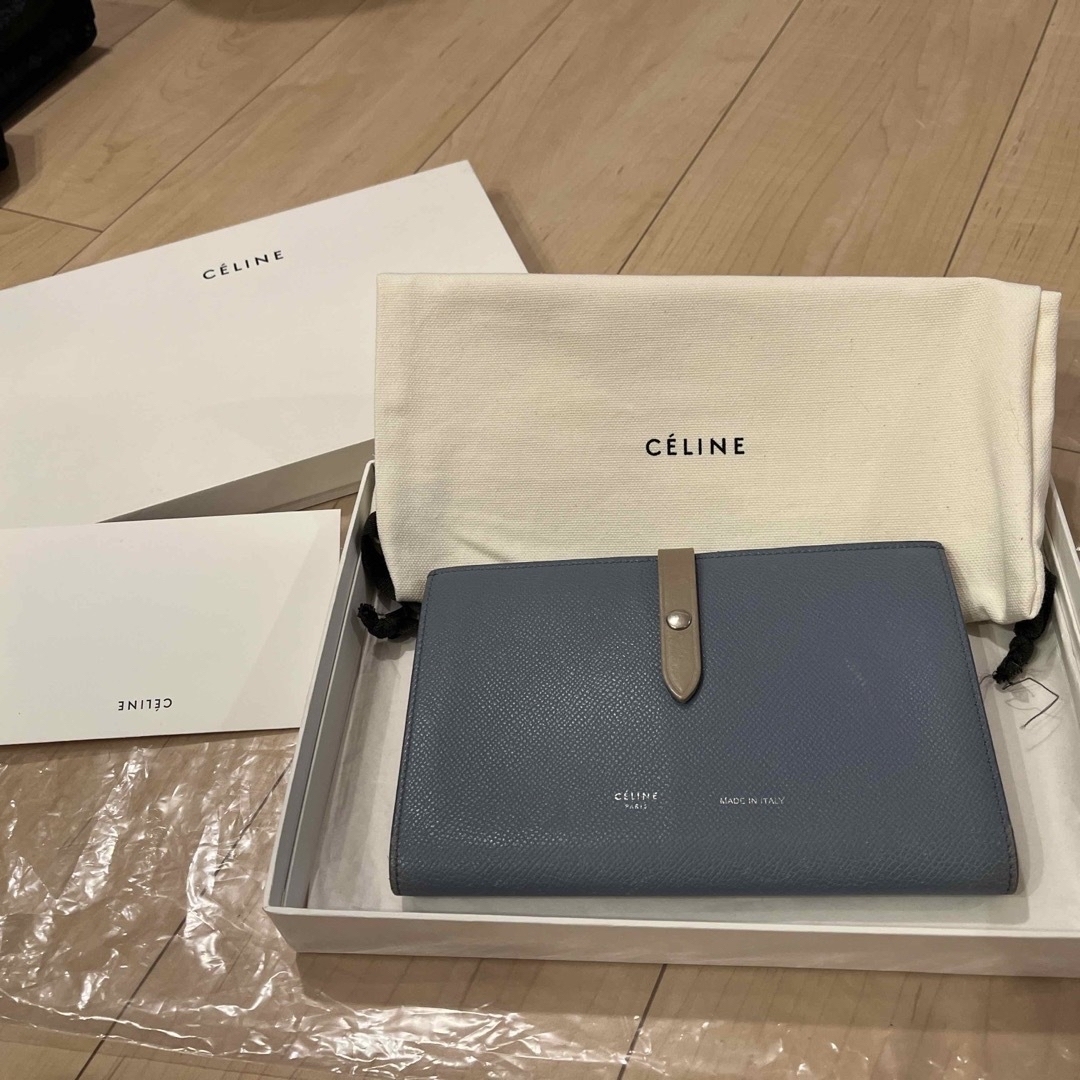 celine(セリーヌ)の値下げ　CELINE セリーヌ　財布　ラージストラップ レディースのファッション小物(財布)の商品写真