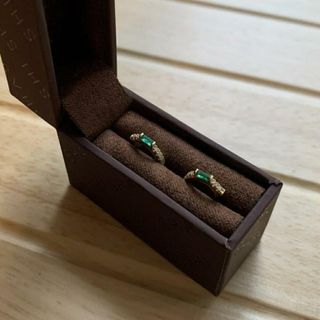 シャシ(Shashi)のSHASHI(シャシ) SH-E458 Emerald Baguette Huggie ピアス(ピアス)