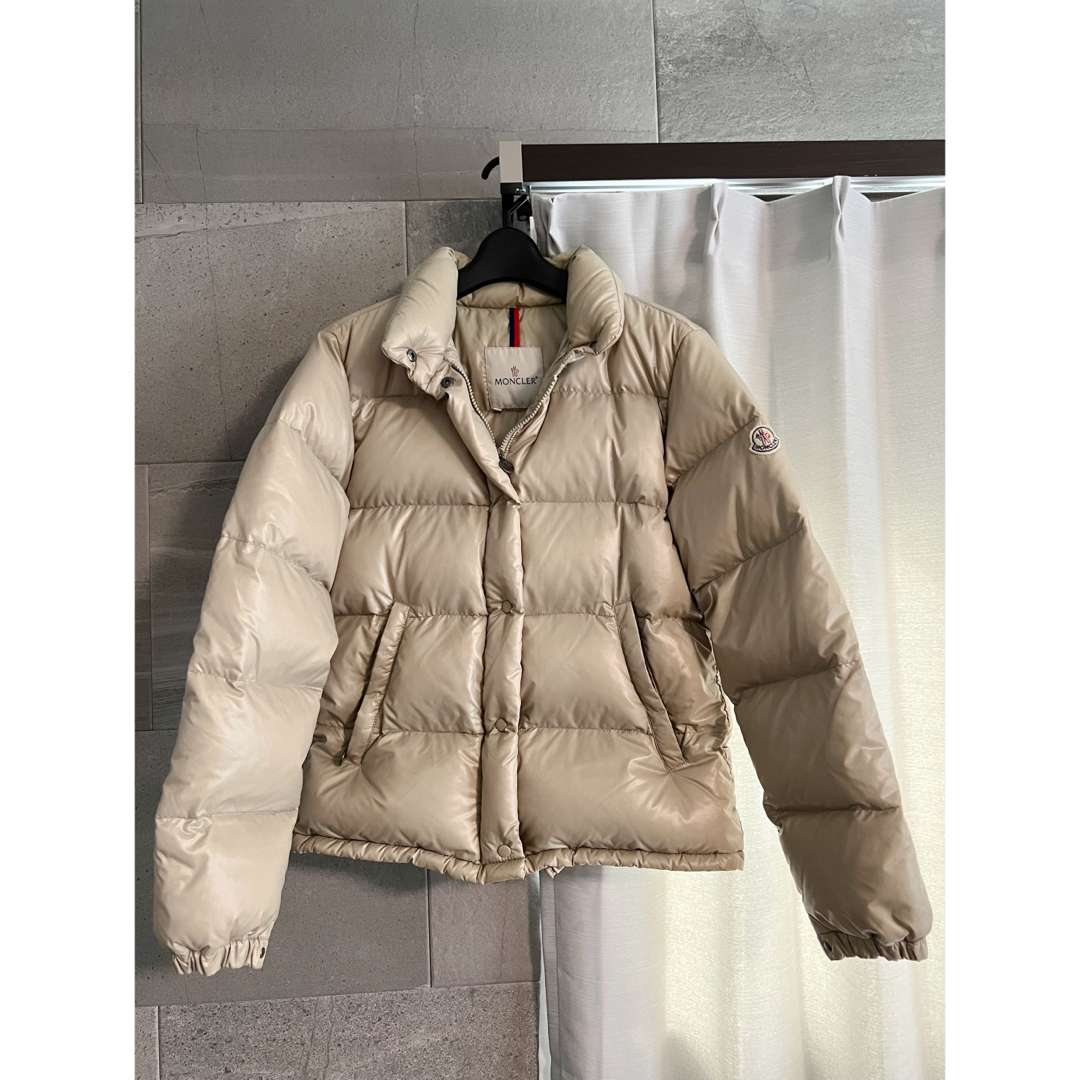 MONCLER ロゴダウン ユニセックス/ベージュ | フリマアプリ ラクマ