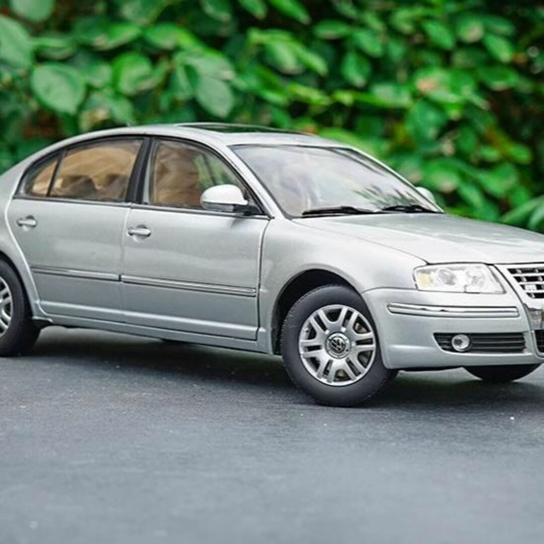 ミニカー 1/18 フォルクスワーゲン パサート PASSAT シルバー