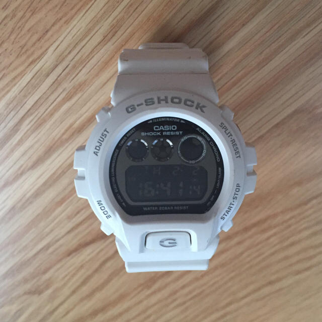 G-SHOCK(ジーショック)のCASIO カシオ Ｇショック DW-6900NB-7DR  ホワイト メンズの時計(腕時計(デジタル))の商品写真