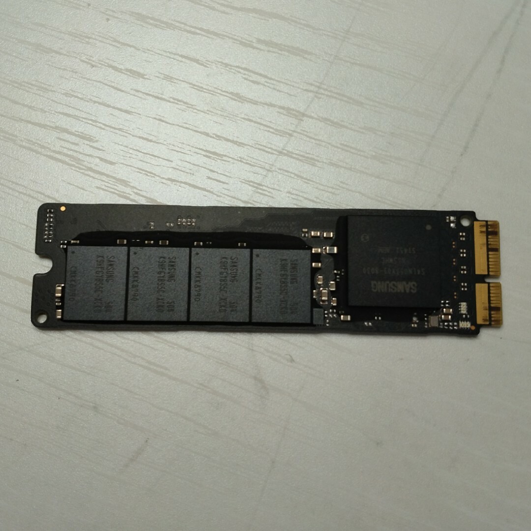 Apple(アップル)のApple純正 SSD 256GB Model MZ-JPU256T/0A6 スマホ/家電/カメラのPC/タブレット(PCパーツ)の商品写真