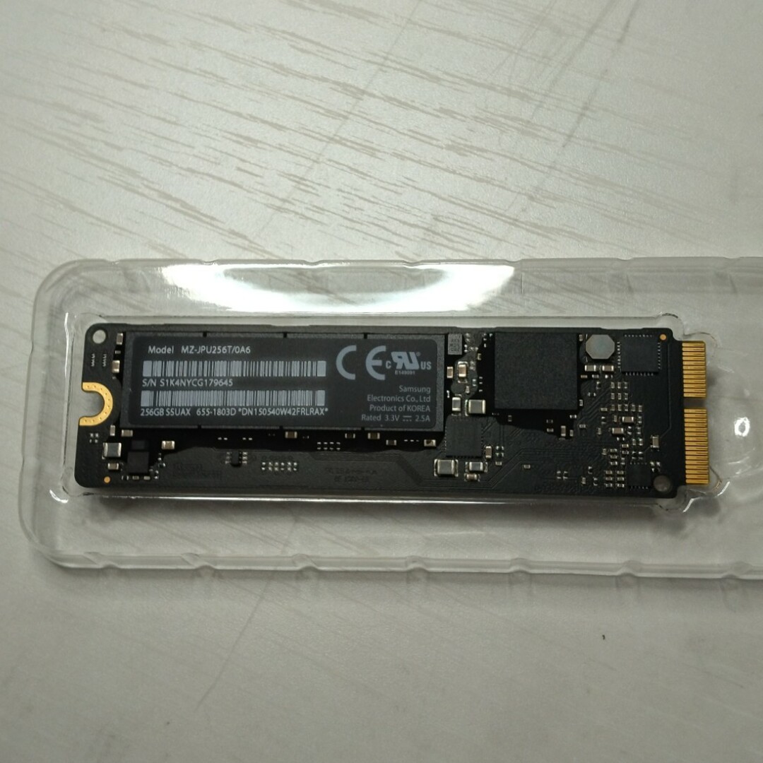 Apple(アップル)のApple純正 SSD 256GB Model MZ-JPU256T/0A6 スマホ/家電/カメラのPC/タブレット(PCパーツ)の商品写真