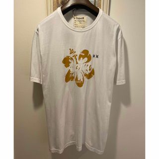 プロジェクトイー(PROJECT e)の新品1.3万円Project e夏らしい遊び心溢れるハイビスカスプリントTシャツ(Tシャツ/カットソー(半袖/袖なし))