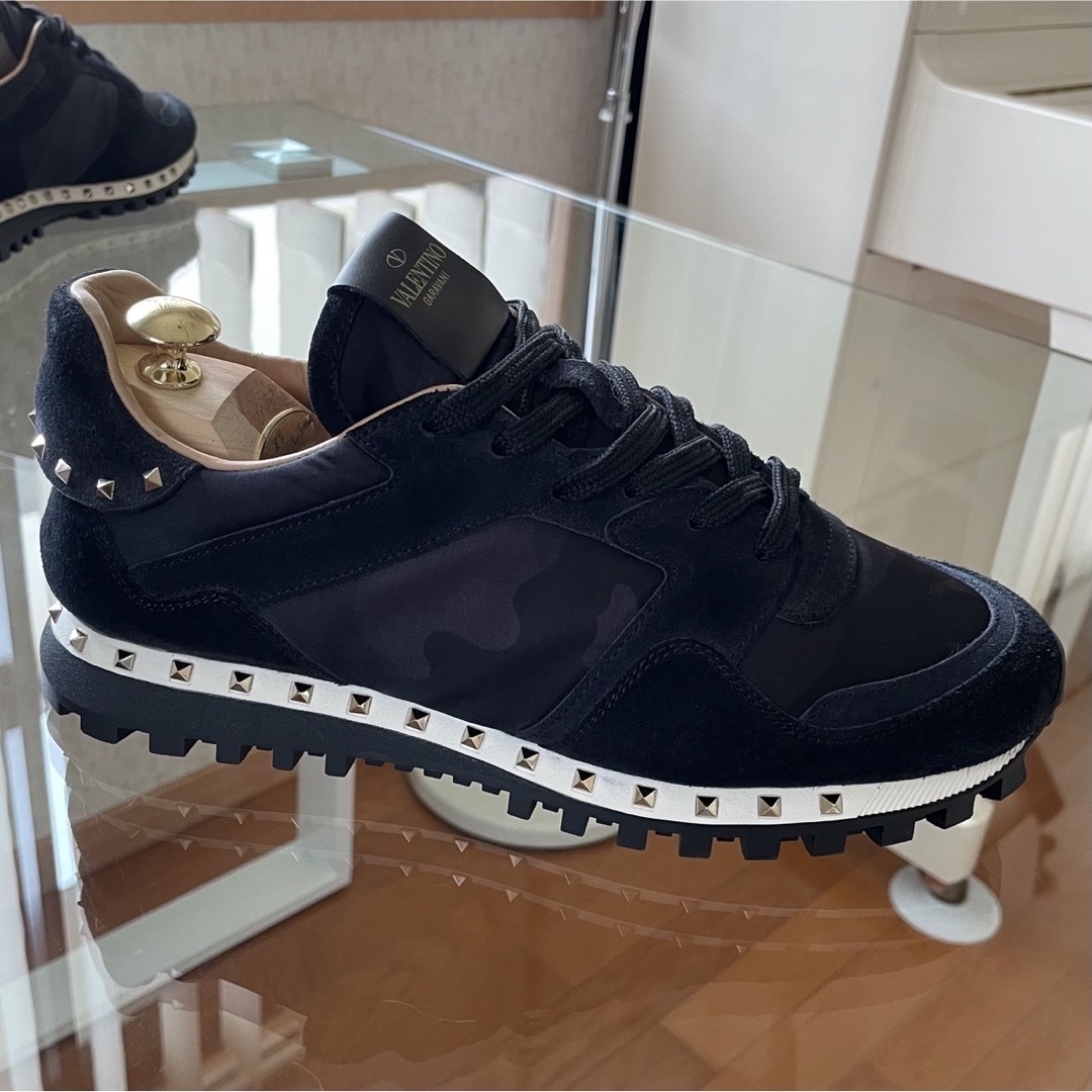 VALENTINO(ヴァレンティノ)の【極美品】VALENTINO ヴァレンティノ ロックスタッズ ロックランナー メンズの靴/シューズ(スニーカー)の商品写真