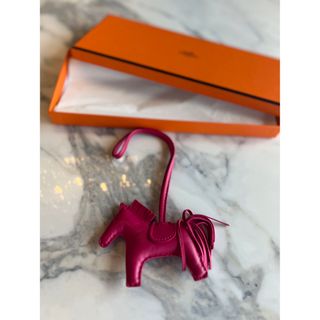 エルメス(Hermes)の【美品】Hermes ロデオチャーム ローズメキシコ(バッグチャーム)