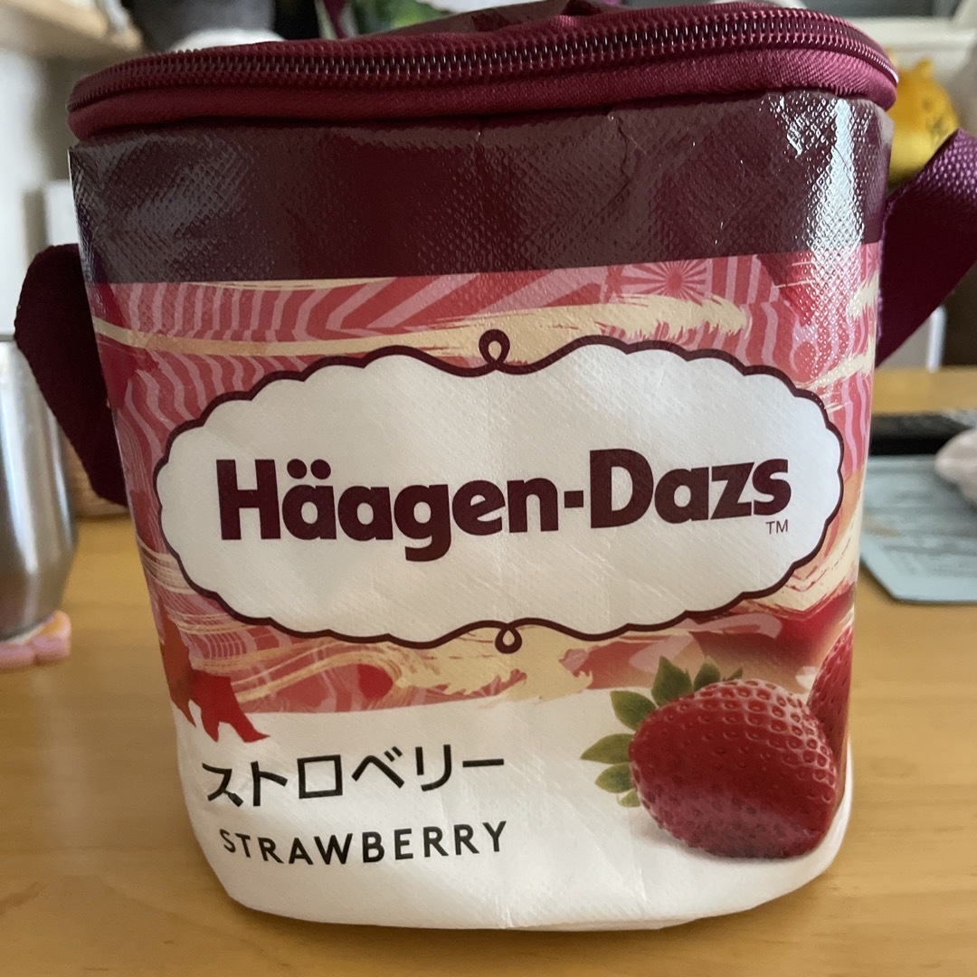 Haagen-Dazs(ハーゲンダッツ)のハーゲンダッツ　保冷バック　ストロベリー エンタメ/ホビーのコレクション(ノベルティグッズ)の商品写真