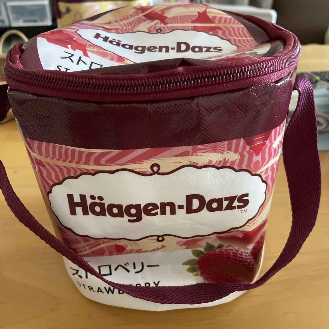 Haagen-Dazs(ハーゲンダッツ)のハーゲンダッツ　保冷バック　ストロベリー エンタメ/ホビーのコレクション(ノベルティグッズ)の商品写真