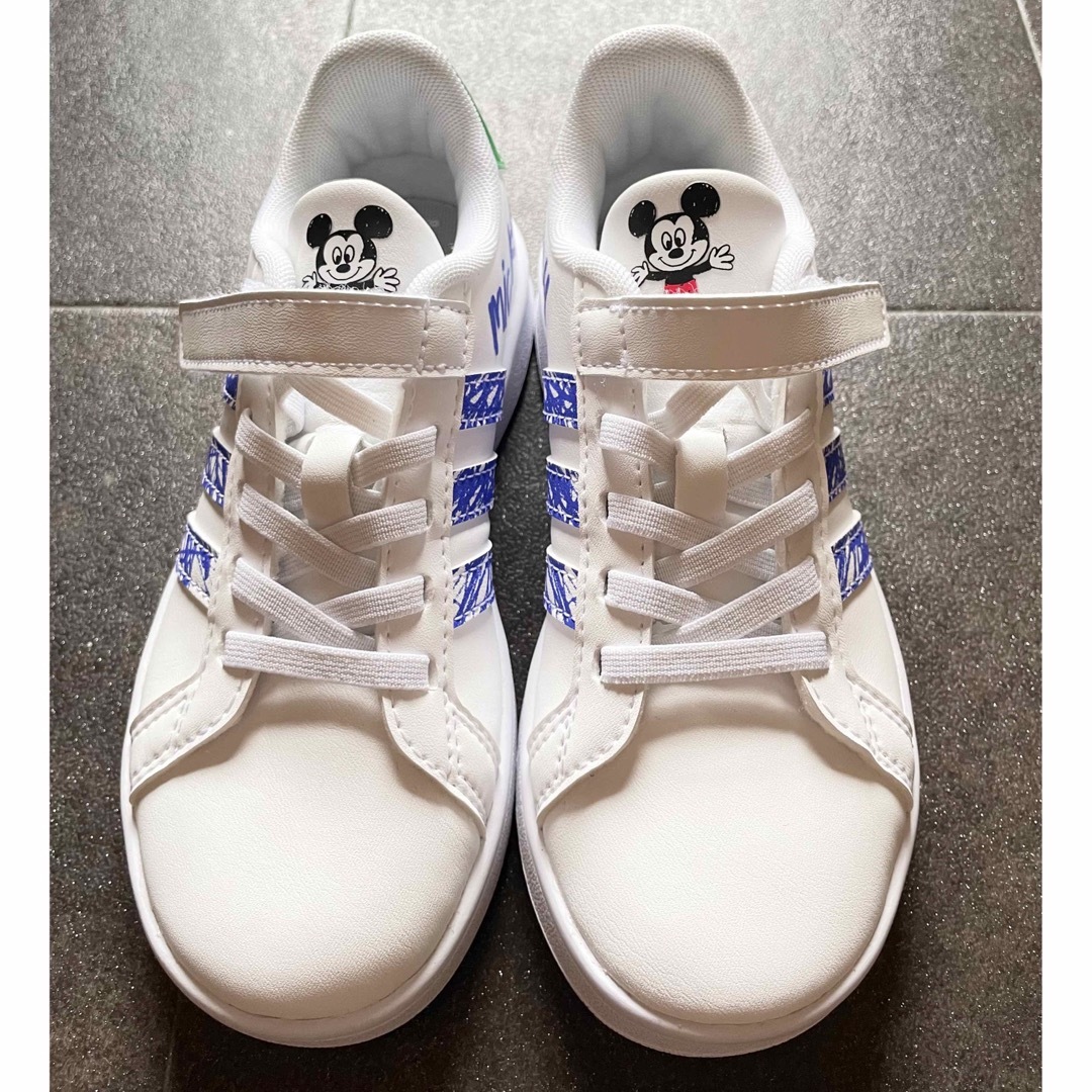 adidas(アディダス)の【新品・未使用】アディダス ディズニー コラボ ミッキー スニーカー 靴 キッズ キッズ/ベビー/マタニティのキッズ靴/シューズ(15cm~)(スニーカー)の商品写真