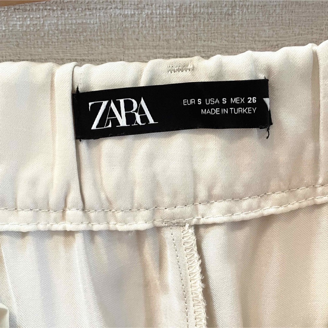 ZARA(ザラ)の新品　ZARA ショートパンツ　オフホワイト メンズのパンツ(ショートパンツ)の商品写真