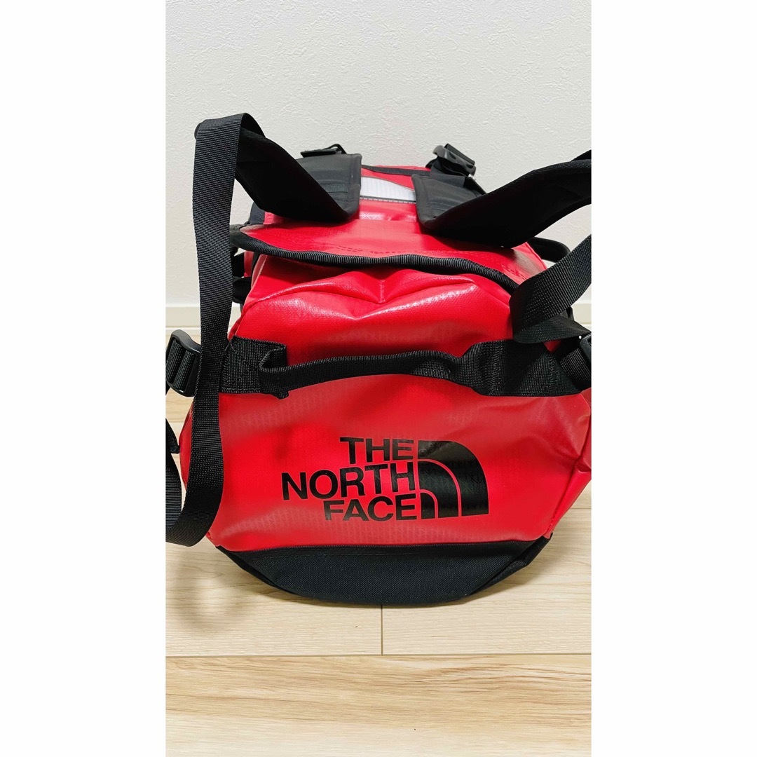 THE NORTH FACE(ザノースフェイス)のタグ付き　ノースフェイス　 BCダッフルXS ボストンバッグ31L TNFレッド メンズのバッグ(ボストンバッグ)の商品写真