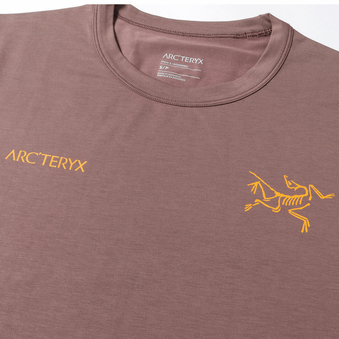 ARC'TERYX(アークテリクス)のARC TERYX アークテリクス Tシャツ サイズ:S 23SS ロゴアイコン ストレッチ コットンポリ クルーネック 半袖 Tシャツ Captive Split SS T-shirt X000006523 VELVET SAND(ブラウン) トップス カットソー 【メンズ】 メンズのトップス(Tシャツ/カットソー(半袖/袖なし))の商品写真