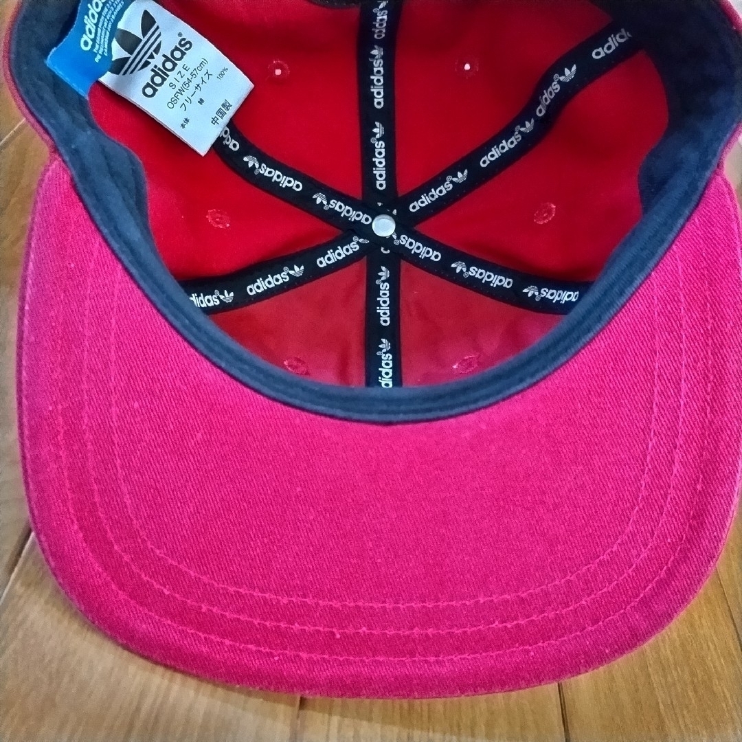 adidas(アディダス)のadidas　赤キャップ　54cm〜57cm メンズの帽子(キャップ)の商品写真