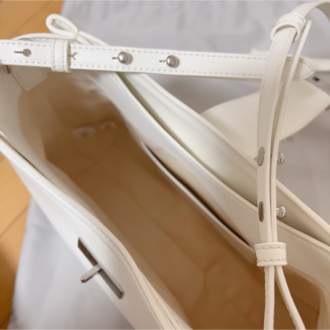 Charles and Keith - ローラー ベルトホーボーバッグ （White）の通販