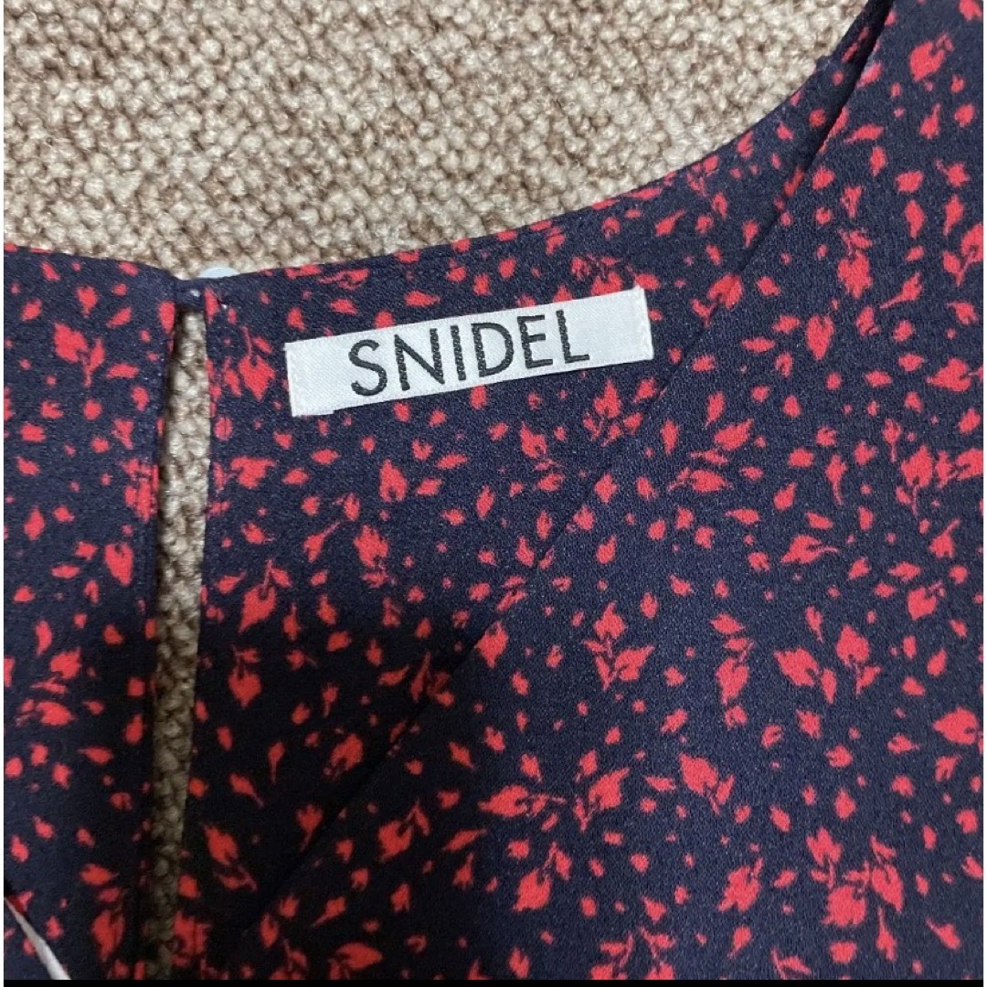 SNIDEL(スナイデル)のスナイデル SNIDEL フラワーパターンタイトワンピース レディースのワンピース(ひざ丈ワンピース)の商品写真