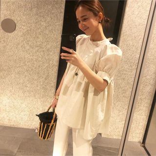【新品】yori ショートパフギャザーブラウスの通販 by |ラクマ