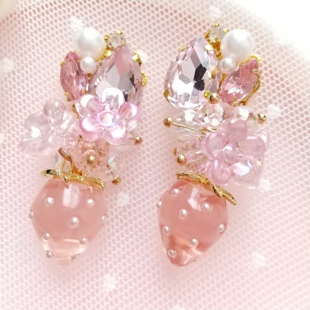 可愛い❤️ミニクリアいちご♡ピンクビジューピアス ハンドメイドのアクセサリー(ピアス)の商品写真