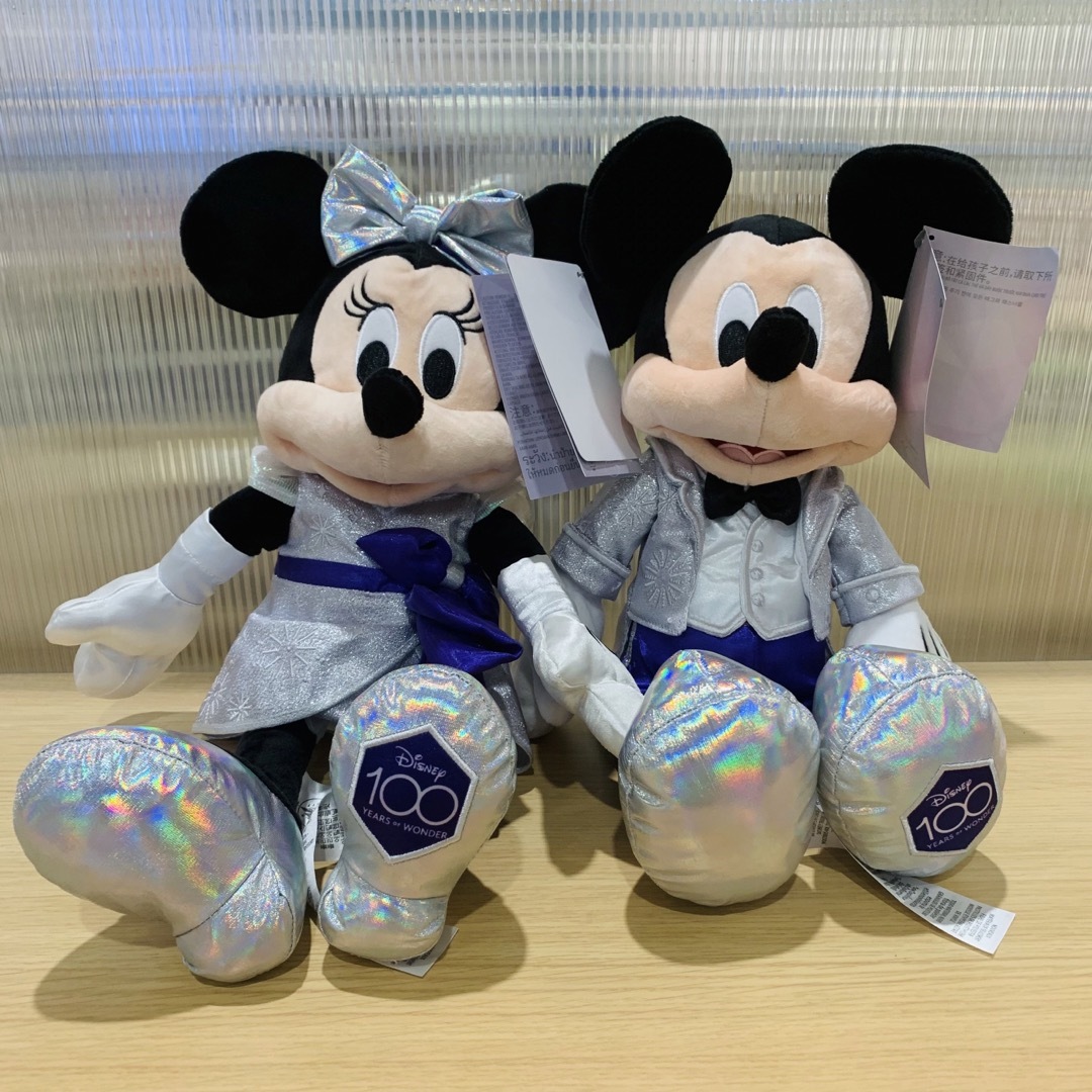 Disney(ディズニー)のディズニー100周年 ペア ぬいぐるみ 新品未使用タグ付き エンタメ/ホビーのおもちゃ/ぬいぐるみ(キャラクターグッズ)の商品写真