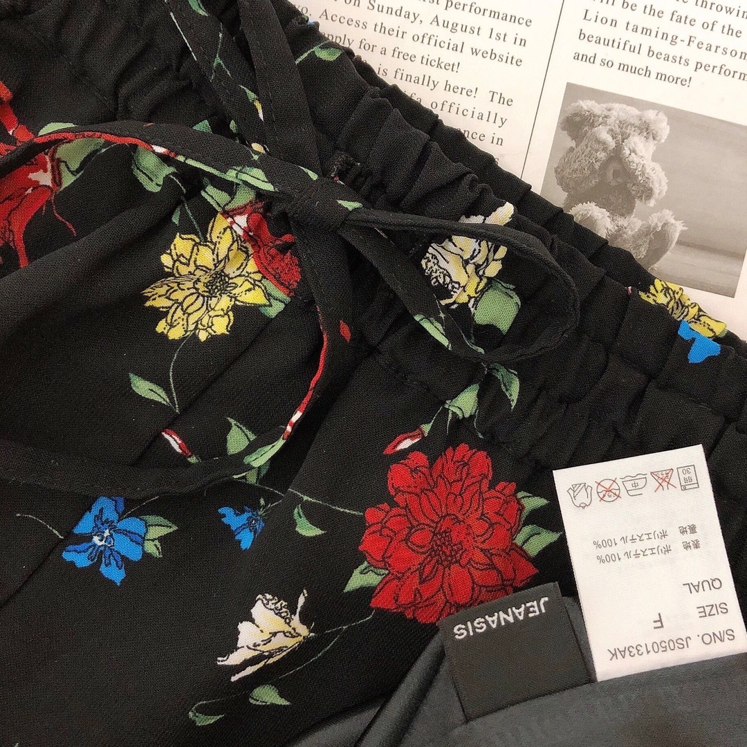 JEANASIS(ジーナシス)のジーナシス 花柄 ワイド パンツ　ブラック レディースのパンツ(バギーパンツ)の商品写真