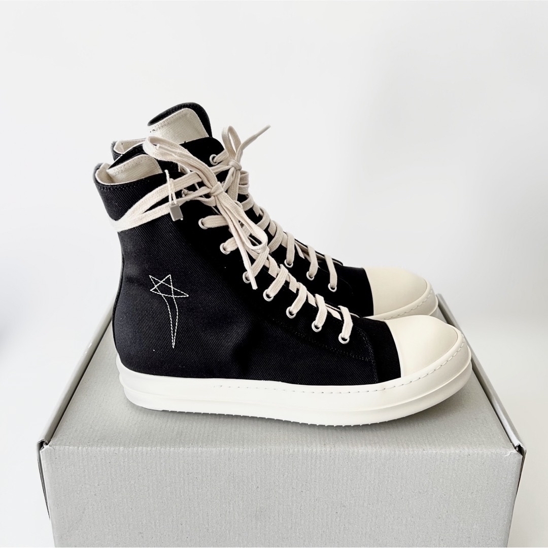 DRKSHDW(ダークシャドウ)の新品　RICK OWENS DRKSHDW 刺繍入りスニーカー&スウェット メンズの靴/シューズ(スニーカー)の商品写真