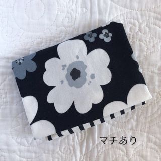 ハンドメイド⭐︎移動ポケット　ブラック花柄×ストライプ(外出用品)