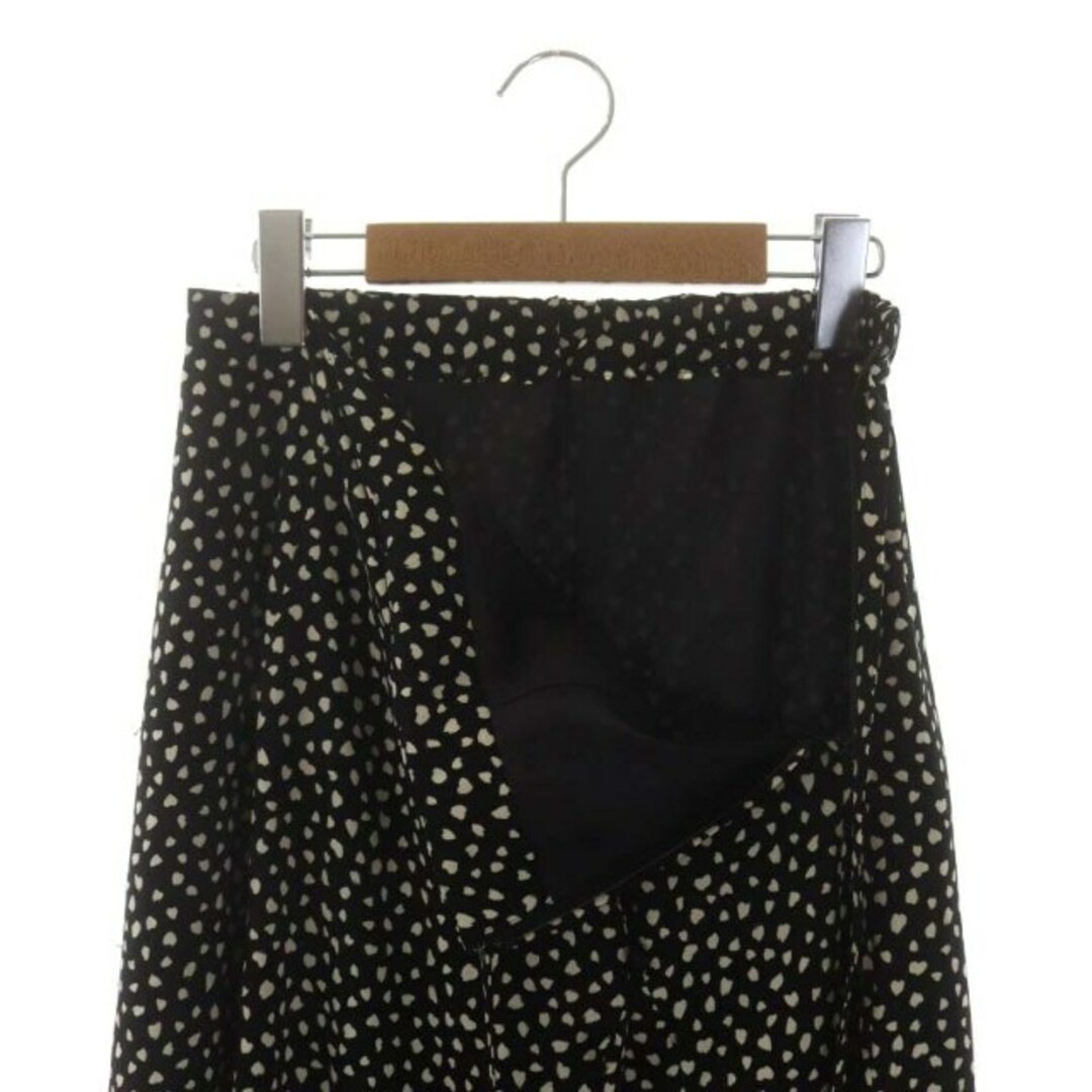 La TOTALITE(ラトータリテ)のラ トータリテ アニマルドットスカート ロング フレア 黒 白 ブラック レディースのスカート(ロングスカート)の商品写真