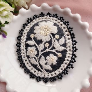 ブローチ ビーズ刺繍☆ブラック インド刺繍リボン(コサージュ/ブローチ)