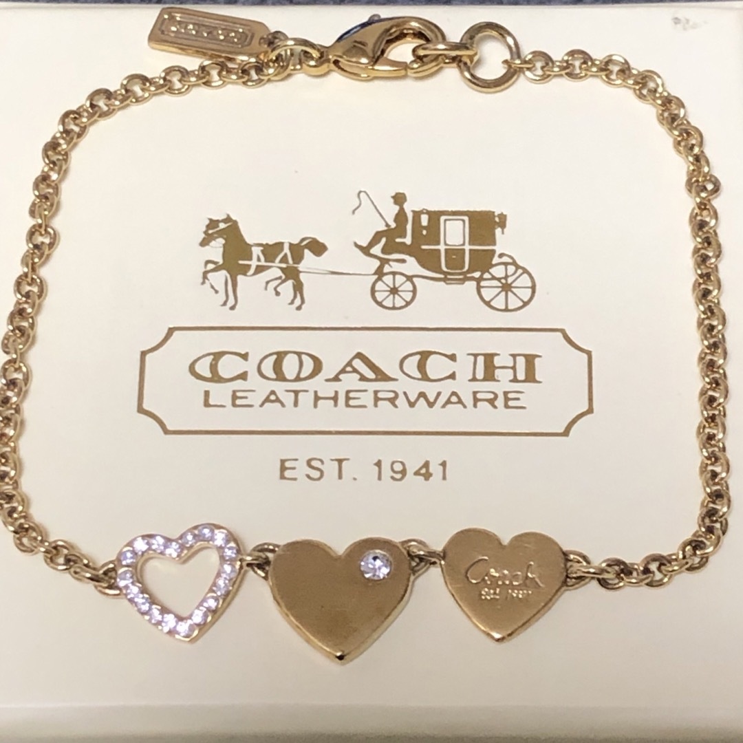 COACH(コーチ)の【未使用】COACH コーチ 3連ハートブレスレット ゴールドカラー レディースのアクセサリー(ブレスレット/バングル)の商品写真