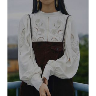 アメリヴィンテージ(Ameri VINTAGE)のAMERI LADY EMBROIDERY PUFF BLOUSE アイボリー(シャツ/ブラウス(長袖/七分))