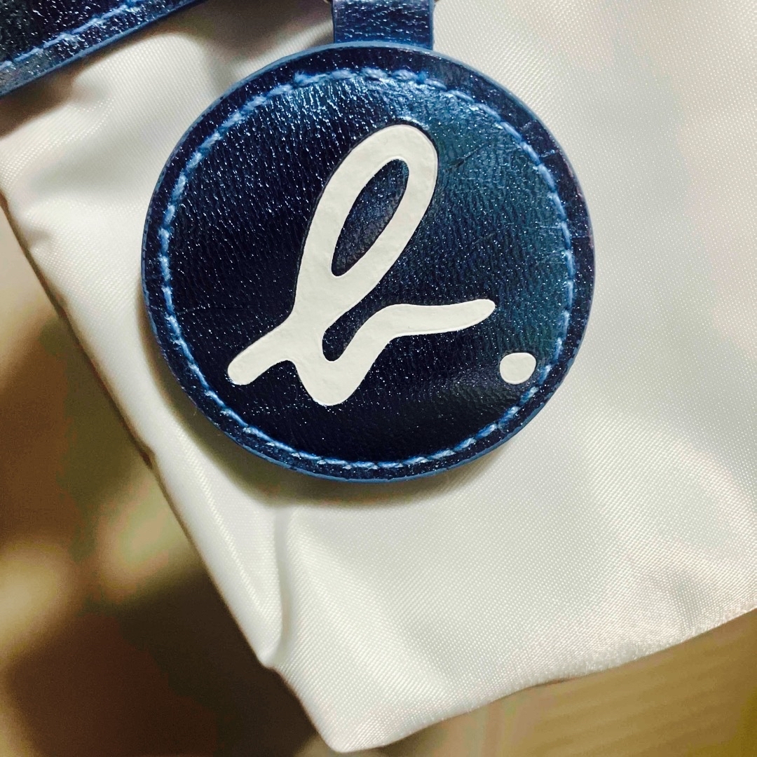 agnes b.(アニエスベー)のアニエスベー　ホワイト×ブルー　ミニバッグ　ポーチ　ロゴ　 レディースのファッション小物(ポーチ)の商品写真