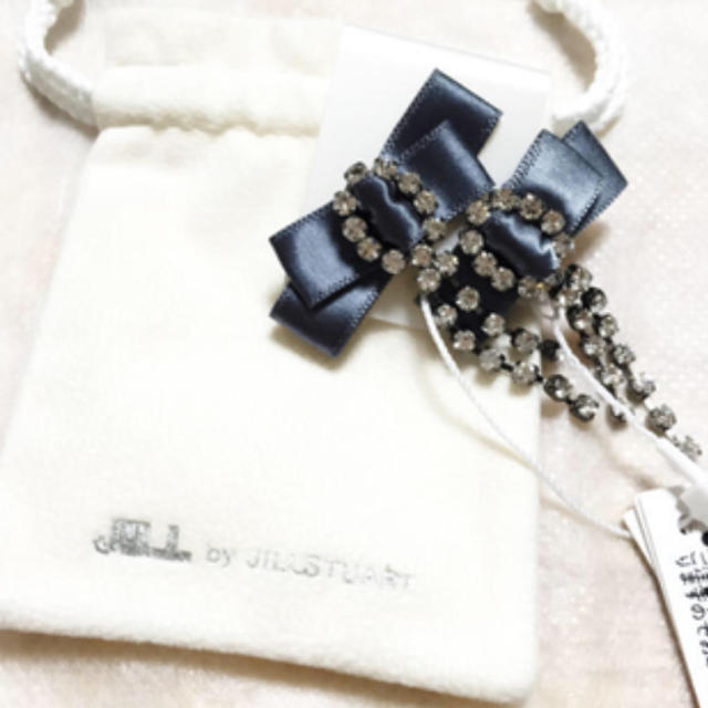 JILL by JILLSTUART(ジルバイジルスチュアート)のジルバイ リボンビジューピアス アクセサリー 今期完売 レディースのアクセサリー(ピアス)の商品写真