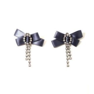 ジルバイジルスチュアート(JILL by JILLSTUART)のジルバイ リボンビジューピアス アクセサリー 今期完売(ピアス)