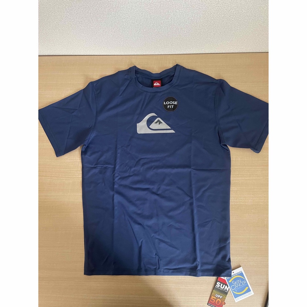 QUIKSILVER(クイックシルバー)の新品　クイックシルバー　半袖　ラッシュガード ネイビー　USサイズS スポーツ/アウトドアのスポーツ/アウトドア その他(サーフィン)の商品写真