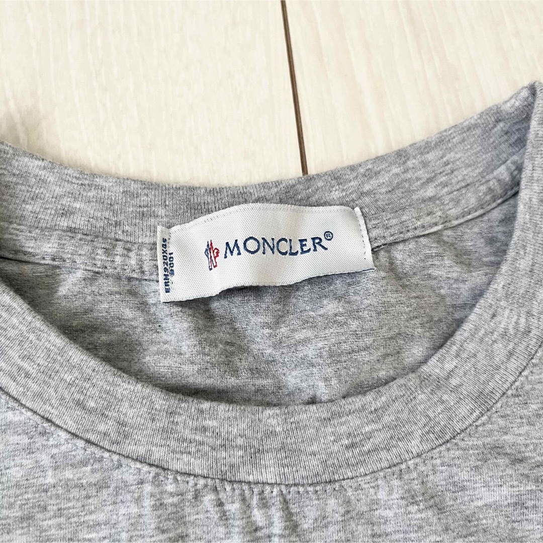 MONCLER(モンクレール)のモンクレール　グレー　ロゴTシャツ レディースのトップス(Tシャツ(半袖/袖なし))の商品写真