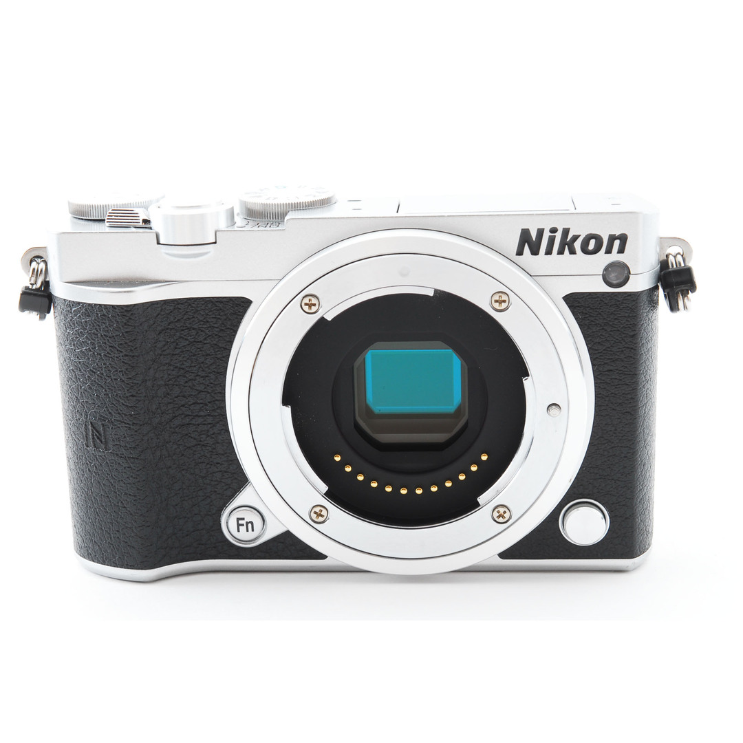 Nikon(ニコン)のNikon ニコン Nikon 1 J5 ボディ シルバー シャッター数9450 スマホ/家電/カメラのカメラ(ミラーレス一眼)の商品写真