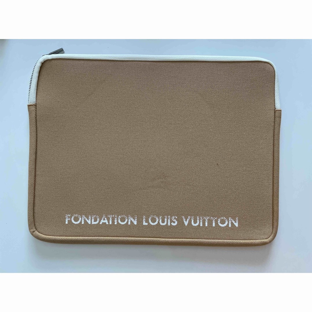 LOUIS VUITTON(ルイヴィトン)のLOUIS VUITTON PCケース フォンダシオンルイヴィトン スマホ/家電/カメラのPC/タブレット(その他)の商品写真