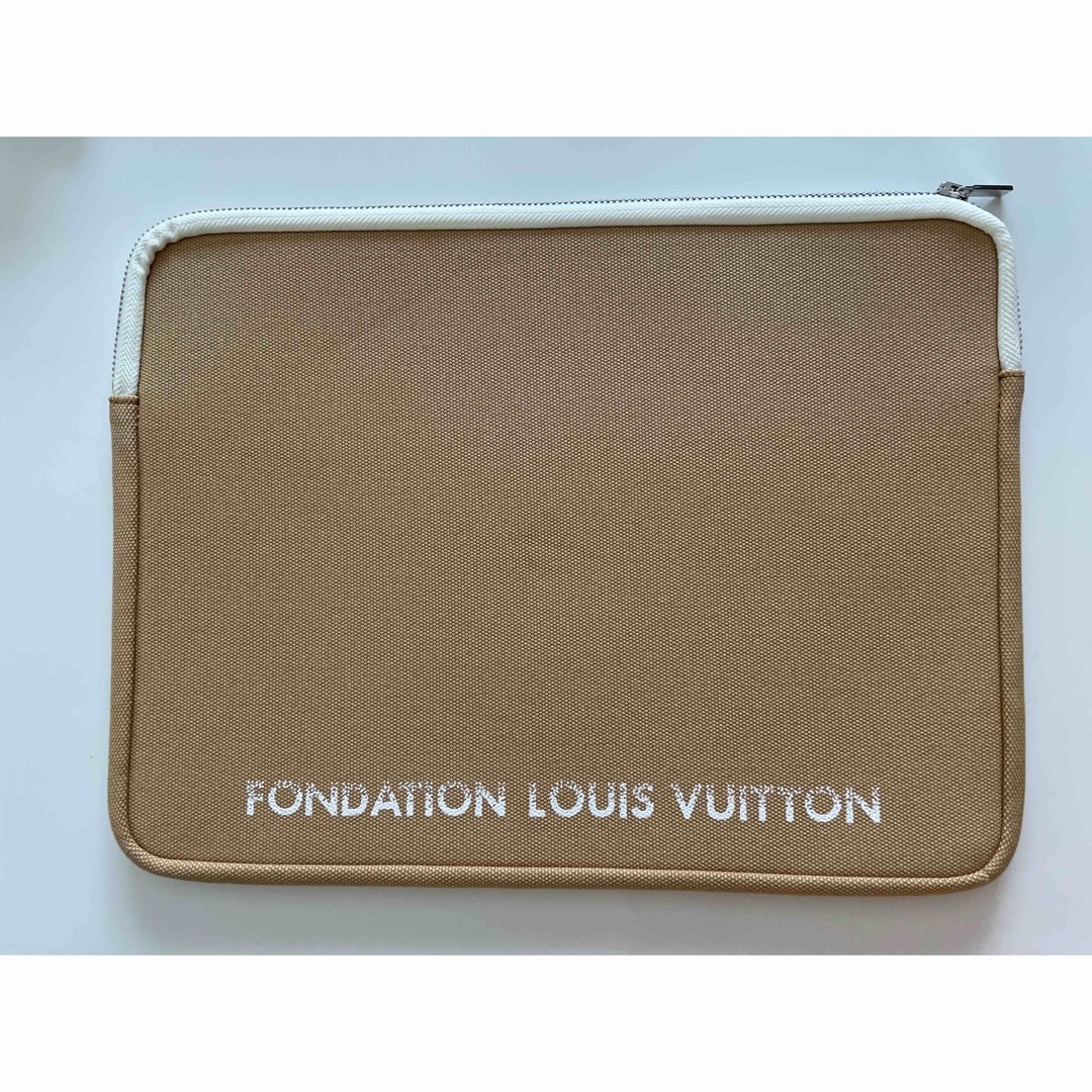 LOUIS VUITTON(ルイヴィトン)のLOUIS VUITTON PCケース フォンダシオンルイヴィトン スマホ/家電/カメラのPC/タブレット(その他)の商品写真