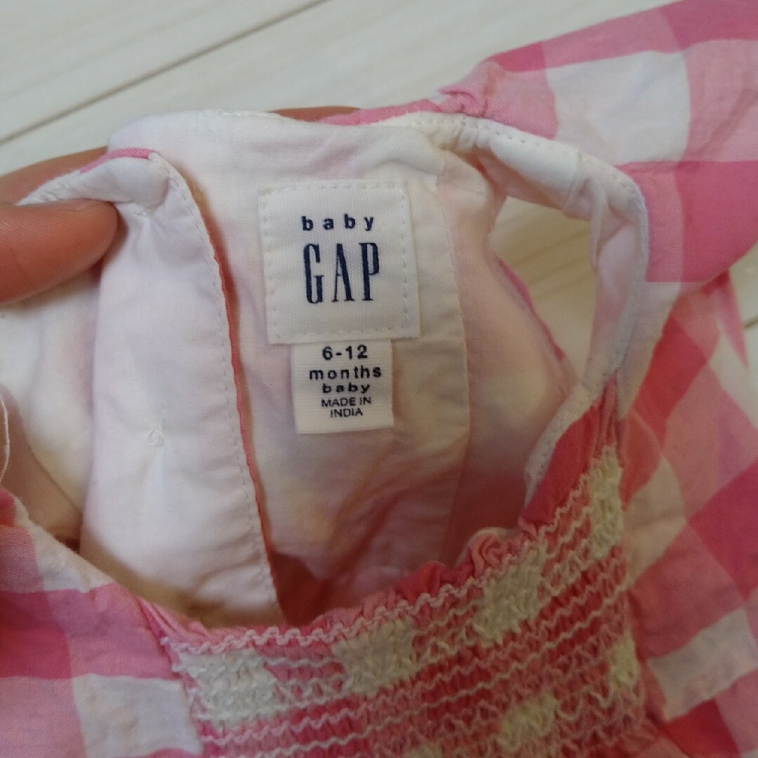 babyGAP(ベビーギャップ)のベビーギャップ　ピンクチェックワンピース　6-12 キッズ/ベビー/マタニティのベビー服(~85cm)(ワンピース)の商品写真