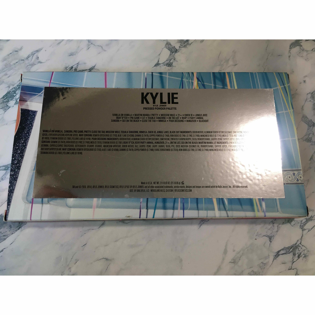 Kylie Cosmetics(カイリーコスメティックス)のKYLIE カイリー PRESSED POWDER PALETTE コスメ/美容のベースメイク/化粧品(アイシャドウ)の商品写真