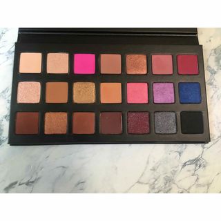 カイリーコスメティックス(Kylie Cosmetics)のKYLIE カイリー PRESSED POWDER PALETTE(アイシャドウ)