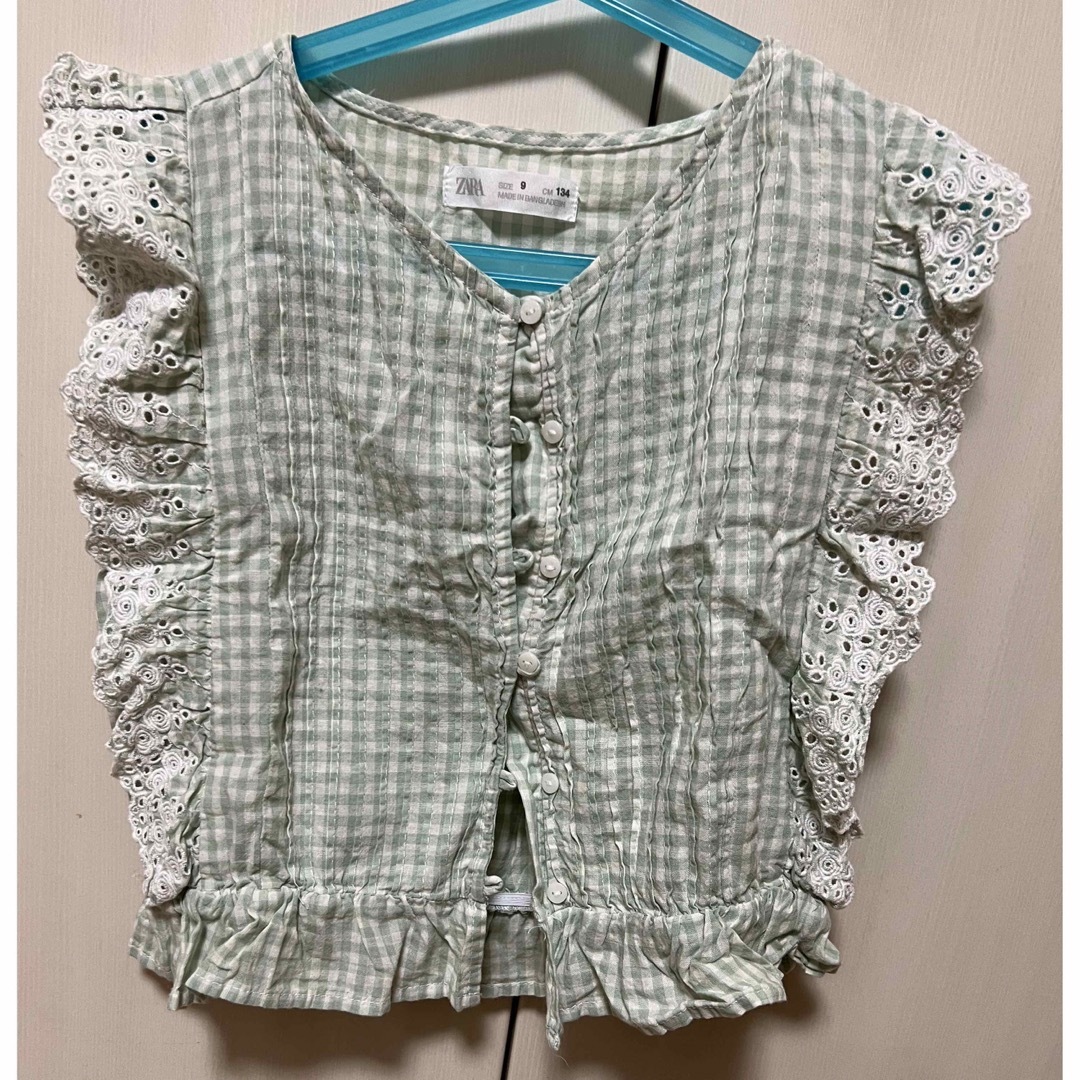 ZARA KIDS(ザラキッズ)のZARA KIDS ザラキッズ　フリルノースリーブブラウス キッズ/ベビー/マタニティのキッズ服女の子用(90cm~)(ブラウス)の商品写真