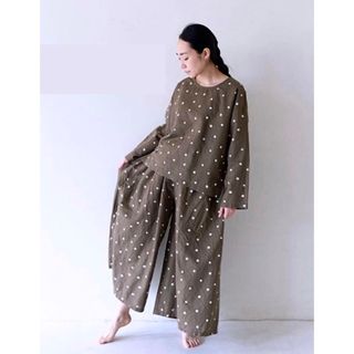 ネストローブ(nest Robe)の【美品】me. ミードット コットンリネンワイドギャザーパンツ ドット柄(カジュアルパンツ)