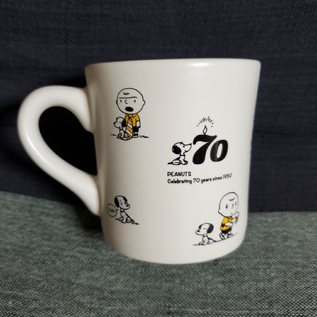 SNOOPY(スヌーピー)のスヌーピー　70周年記念　マグカップ　白 エンタメ/ホビーのおもちゃ/ぬいぐるみ(キャラクターグッズ)の商品写真