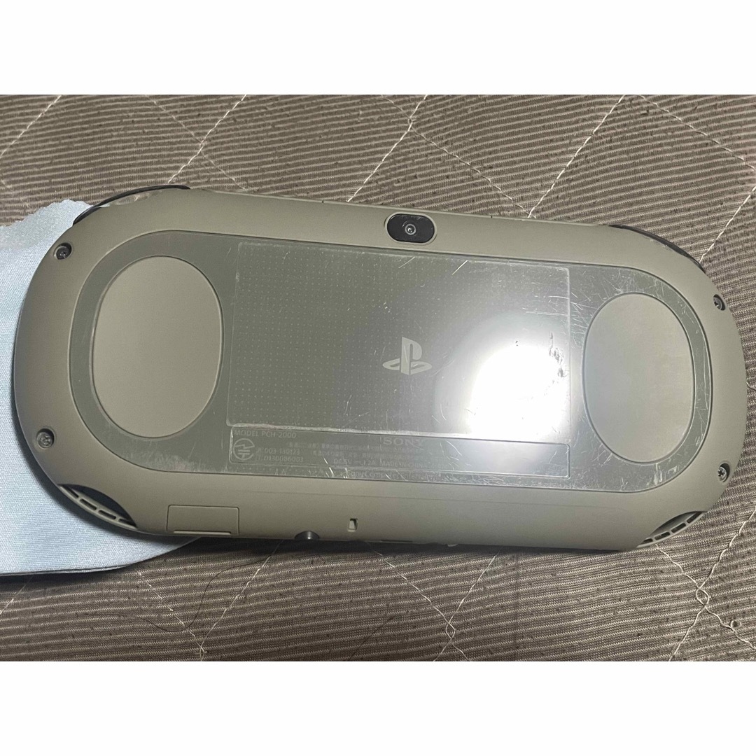 PlayStation Vita(プレイステーションヴィータ)のvita  カーキブラック　2番 エンタメ/ホビーのゲームソフト/ゲーム機本体(携帯用ゲーム機本体)の商品写真