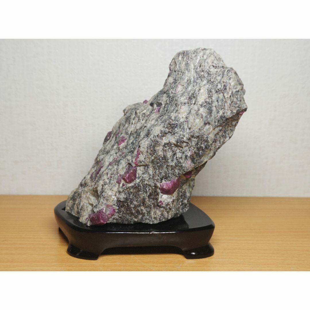 コランダム 1.1kg ルビー 鉱物 原石 自然石 鑑賞石 誕生石 水石 翡翠