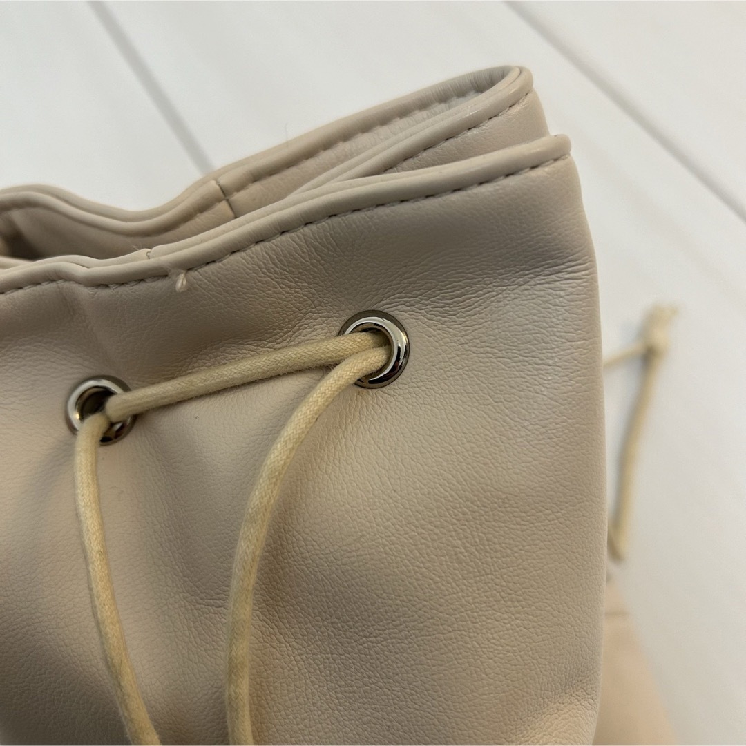 Louren soft leather drawstring bag レディースのバッグ(ハンドバッグ)の商品写真