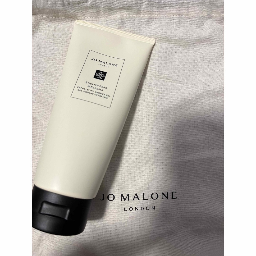 Jo Malone(ジョーマローン)のイングリッシュペアー&フリージアスクラブ入りシャワージェル200ml  コスメ/美容のボディケア(ボディソープ/石鹸)の商品写真